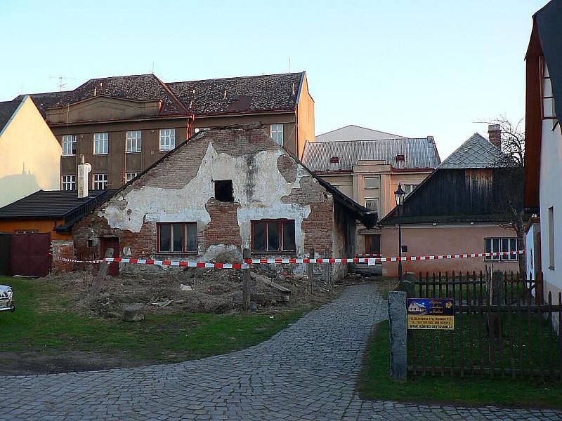 Zpustošený dům v centru Hlinska se zřítil.