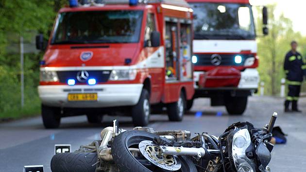 Při nehodě v Chotěnicích byl vážně zraněn motorkář. Zemřel v nemocnici.