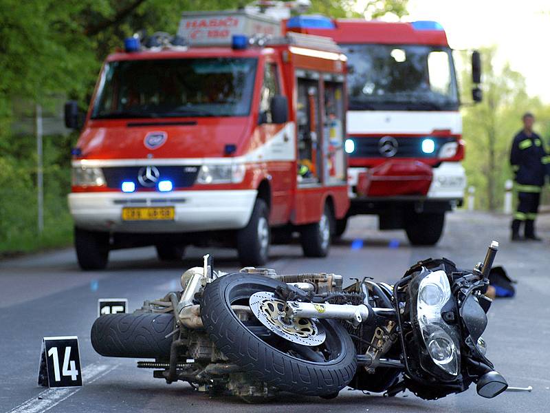 Při nehodě v Chotěnicích byl vážně zraněn motorkář. Zemřel v nemocnici.