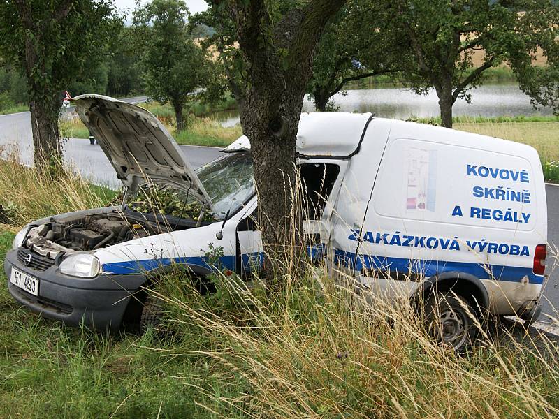 Řidička poblíž Předhradí narazila do stromu. Při nehodě byla zraněna. 