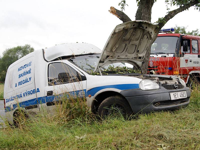 Řidička poblíž Předhradí narazila do stromu. Při nehodě byla zraněna. 