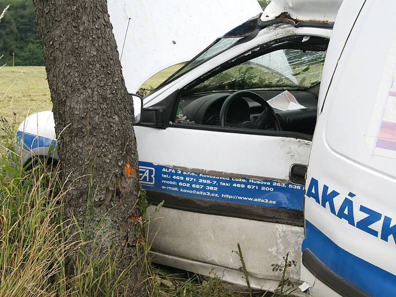 Řidička poblíž Předhradí narazila do stromu. Při nehodě byla zraněna. 