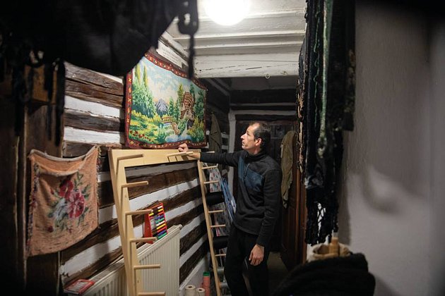 Tkadlec Josef Fidler ze Rváčova pokračuje v historickém objektu hlinecké památkové rezervace Betlém Hlinsko v tradici ručního tkalcovství.