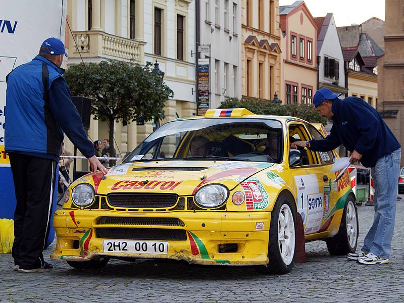 Páteční večer patřil na Resselově náměstí v Chrudimi slavnostnímu představení posádek sedmé Rallye Pardubice