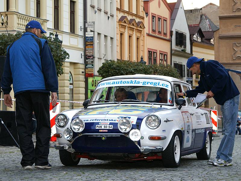 Páteční večer patřil na Resselově náměstí v Chrudimi slavnostnímu představení posádek sedmé Rallye Pardubice