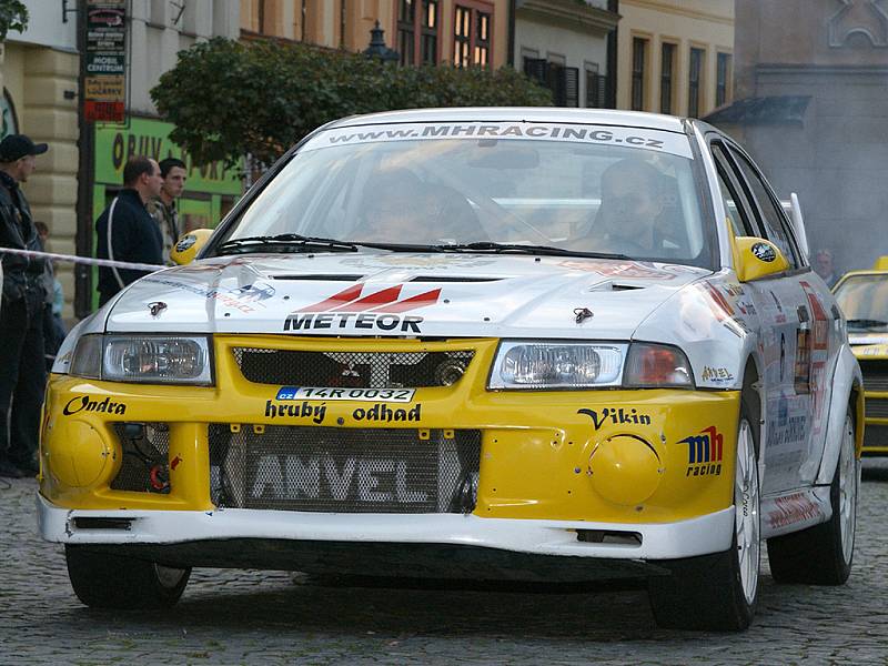 Páteční večer patřil na Resselově náměstí v Chrudimi slavnostnímu představení posádek sedmé Rallye Pardubice