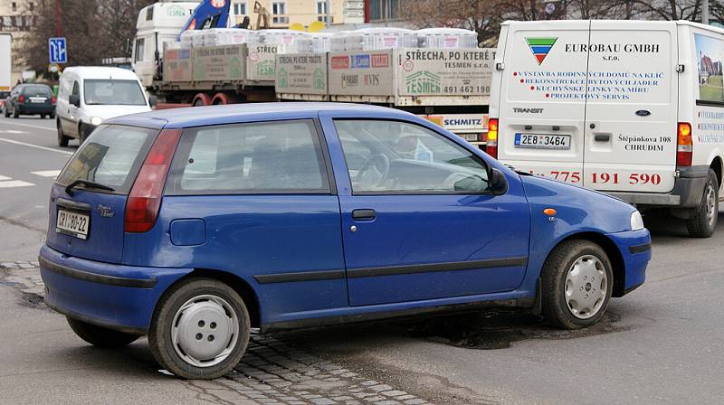 TANKODROM. Na vozovkách vytlučených po letošní zimě dostávají auta zabrat. Nejvíc trpí přední nápravy a silentbloky. Mění se i geometrie řízení, v důsledku čehož se nerovnoměrně sjíždějí pneumatiky.