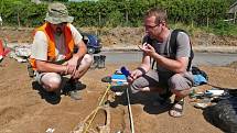 Při záchranném archeologickém průzkumu na staveništi obchvatu Chrudimi archeologové našli stopy po sídlišti z mladší a starší doby kamenné.