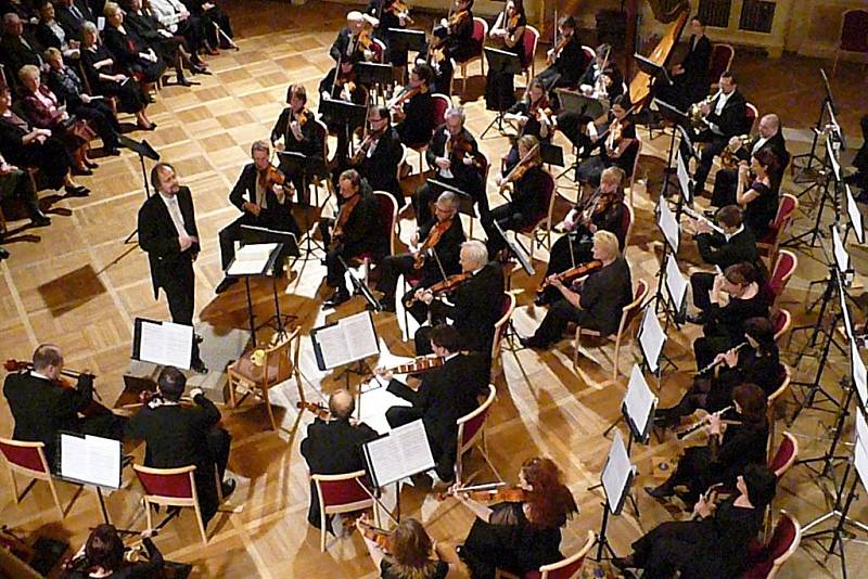 Dirigent Ondřej Kukal s Filharmonií Hradec Králové vystoupili ve velkém sále Muzea.