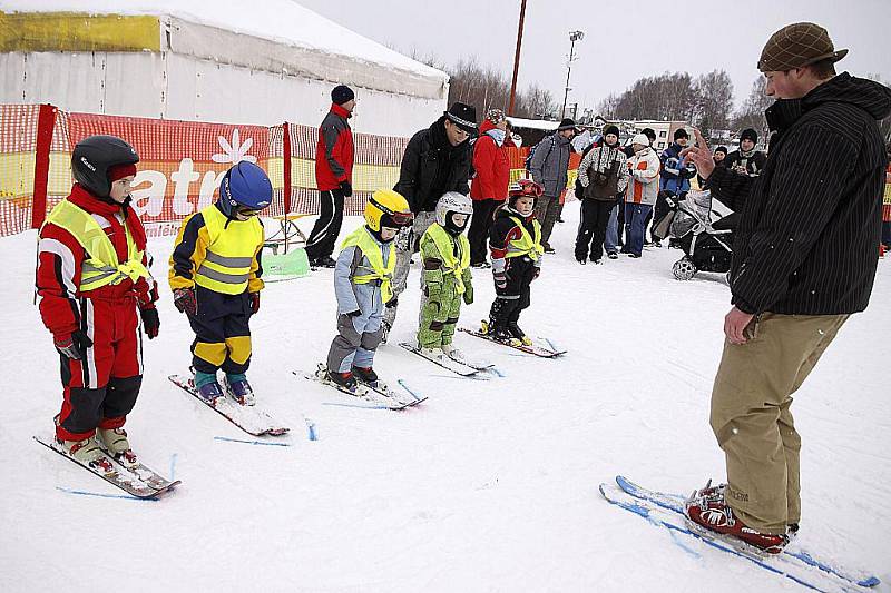Lyžařská školička pro nejmenší lyžaře na sjezdovce v Hlinsku.