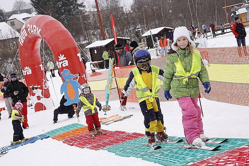 Lyžařská školička pro nejmenší lyžaře na sjezdovce v Hlinsku.