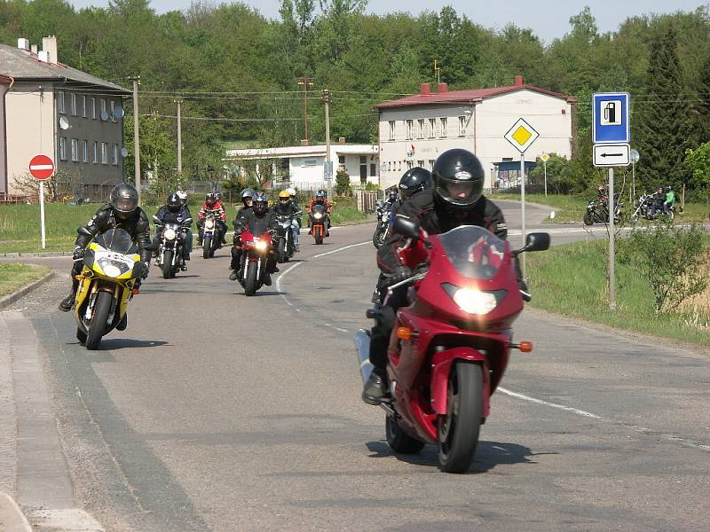 Motorkáři ve Studnicích si dali sraz, aby vyrazili na svou první jarní vyjížďku. 