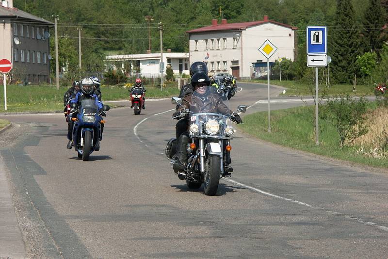 Motorkáři ve Studnicích si dali sraz, aby vyrazili na svou první jarní vyjížďku. 