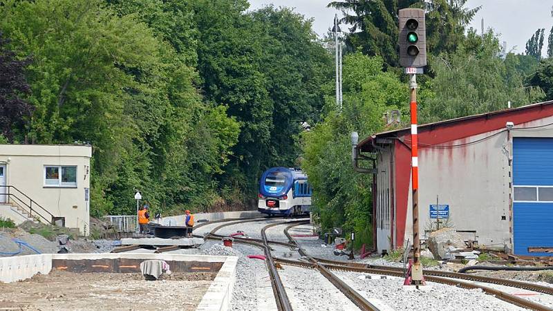 Práce na revitalizaci železniční trati z Pardubic do Ždírce nad Doubravou. 