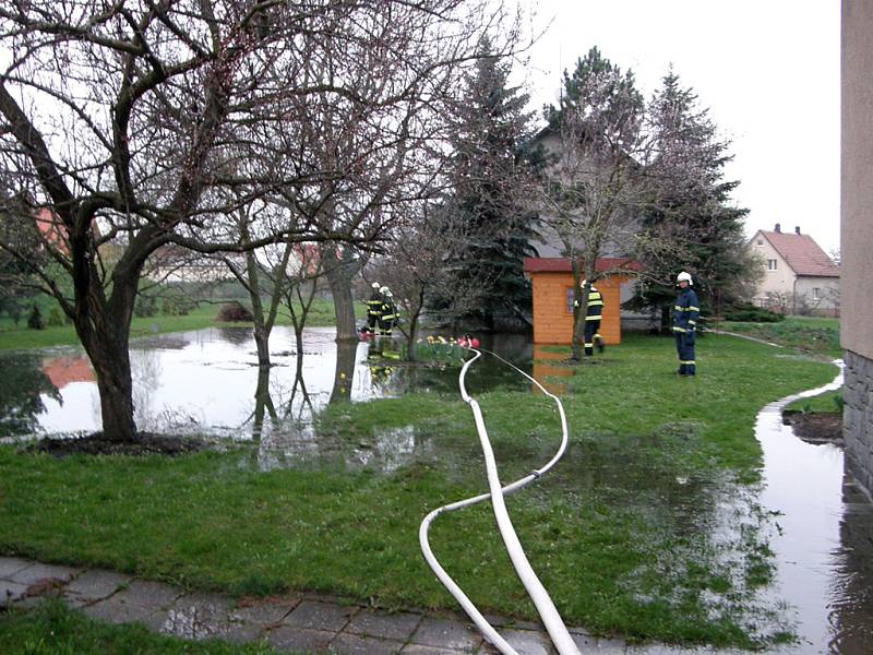 Ve Václavské ulici v Chrudimi došlo k havárii vody. Voda zaplavila provozní objekt společnosti VaK Chrudim.