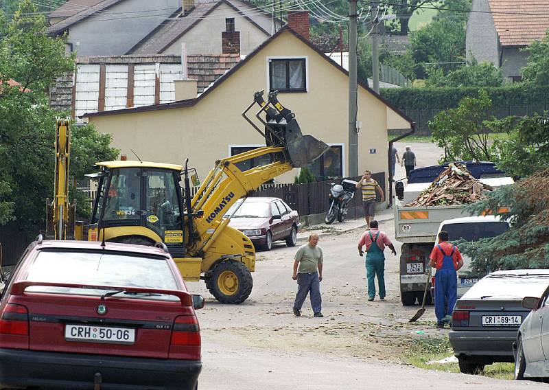 Ve Smrkovém Týnci vichřice devastovala lesní porost a donášela střechy domů.
