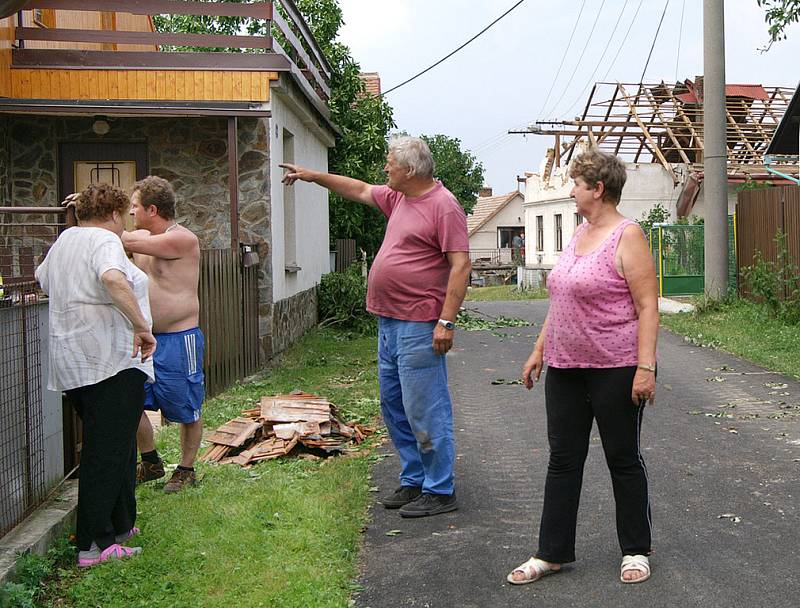 Ve Smrkovém Týnci vichřice devastovala lesní porost a donášela střechy domů.