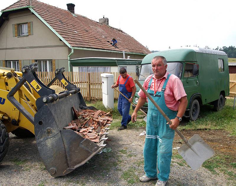 Ve Smrkovém Týnci vichřice devastovala lesní porost a donášela střechy domů.