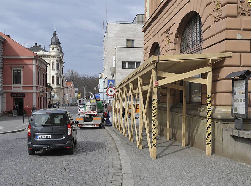 Stříška na lešení chrání chodce před padající omítkou.