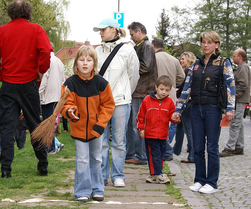 Pálení čarodějnic na Koniášově plácku u Divadla Karla Pippicha v Chrudimi.