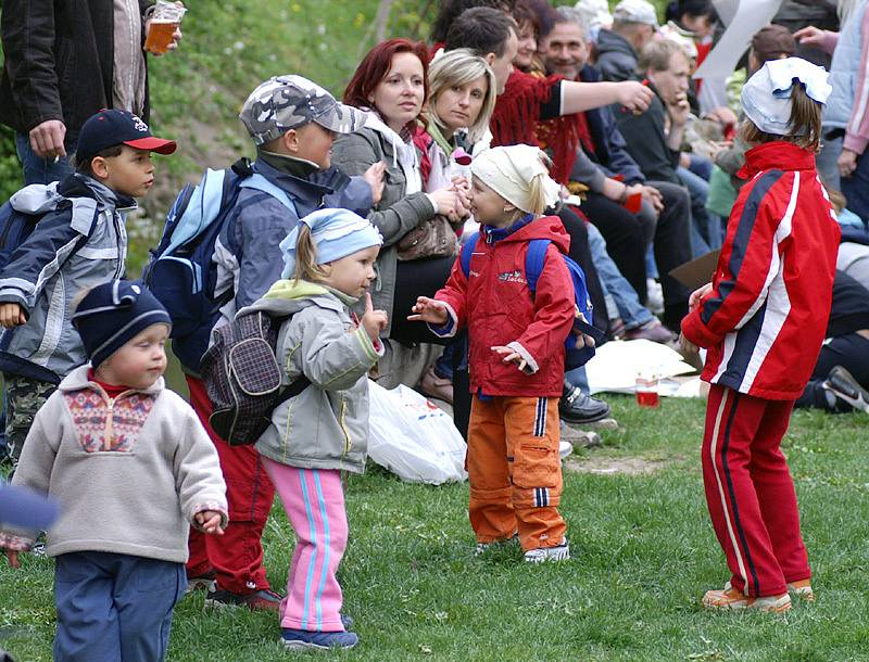 Pálení čarodějnic na Koniášově plácku u Divadla Karla Pippicha v Chrudimi.