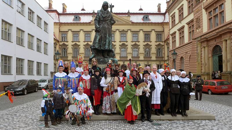 Masopustní obchůzku v Chrudimi obstaral tradičně folklorní soubor Kohoutek.