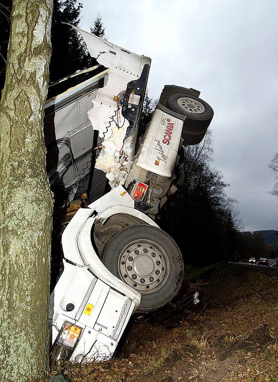 Kamion při nehodě přerazil u Trhové Kamenice vzrostlý strom. Kabina byla zdemolována, ale řidič jako zázrakem přežil.