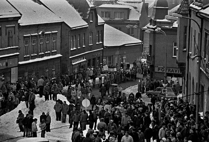 17. listopad 1989: Demonstranti v Hlinsku zaplnili celé náměstí.