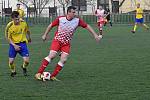 Tomáš Vácha (s míčem u nohy) má za sebou pozoruhodnou nejen fotbalovou kariéru. V současnosti hraje za Stolany I. B třídu.