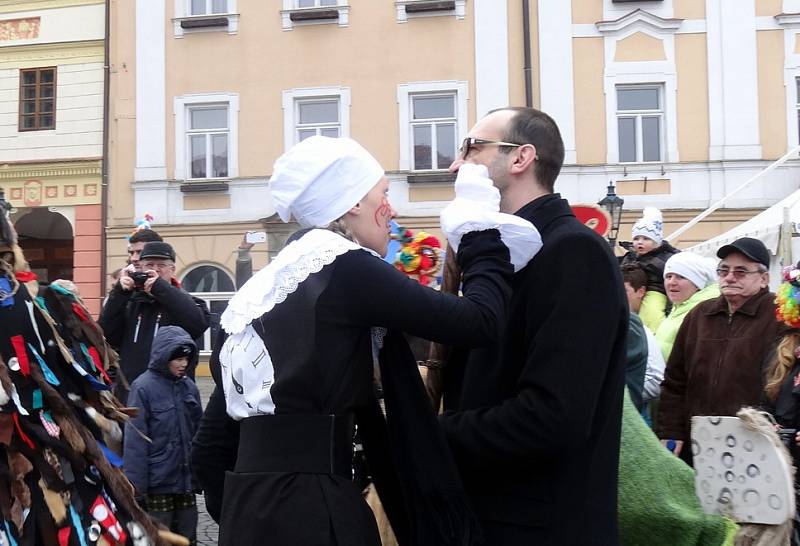 Masopustní obchůzku v Chrudimi obstaral tradičně folklorní soubor Kohoutek.