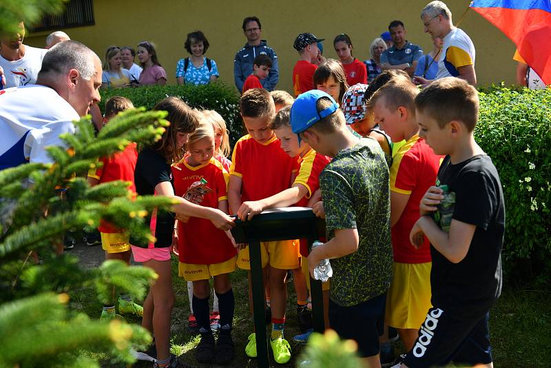 Setkání s týmem běžců z celého světa bude připomínat deska u kavkazské jedle, Stromu Míru.