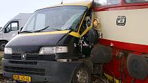 U Rozhovic došlo ke srážce vlaku s automobilem. Jedna osoba byla vážně zraněna.