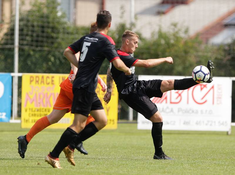 Přípravné fotbalové utkání Národní fobalové ligy mezi MFK Chrudim (v černém) a Sokolem Živanice (v oranžovém) na hřišti v Chrudimi.