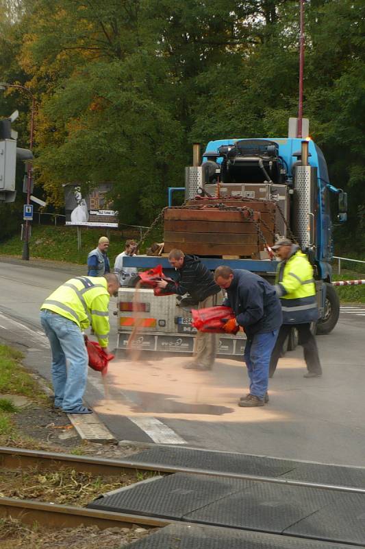 Dopravu v Chrudimi v pátek 11. října zkomplikoval nadměrný náklad.