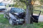 VRTULNÍKEM DO FAKULTKY. Třiačtyřicetiletý řidič osobního vozu pravděpodobně nepřizpůsobil rychlost stavu a povaze vozovky a dostal se mimo silnici, kde čelně narazil do stromu.