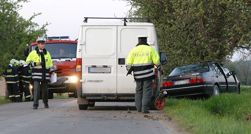 VRTULNÍKEM DO FAKULTKY. Třiačtyřicetiletý řidič osobního vozu pravděpodobně nepřizpůsobil rychlost stavu a povaze vozovky a dostal se mimo silnici, kde čelně narazil do stromu.