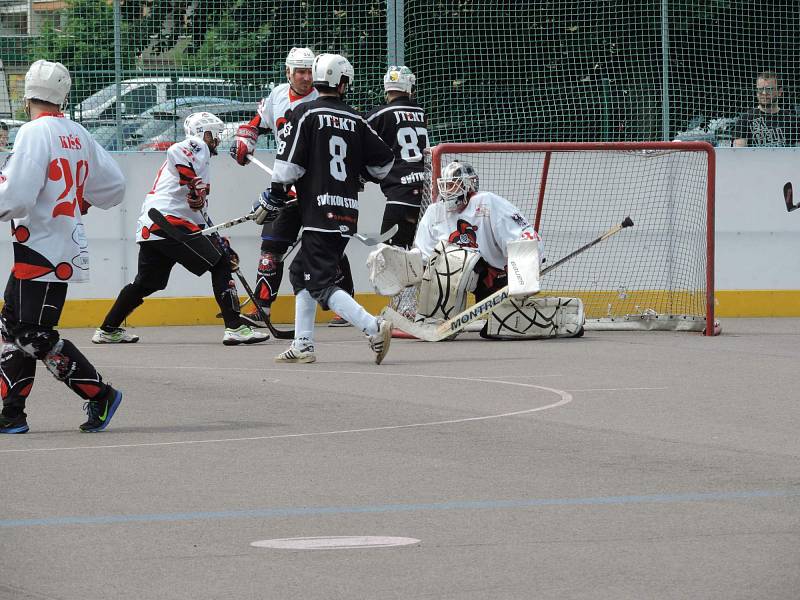 O víkendu se na hokejbalovém hřišti v Chrudimi odehrály první dva zápasy finále 2. NHbl mezi chrudimským Jokeritem a pardubickou rezervou Svítkov Stars