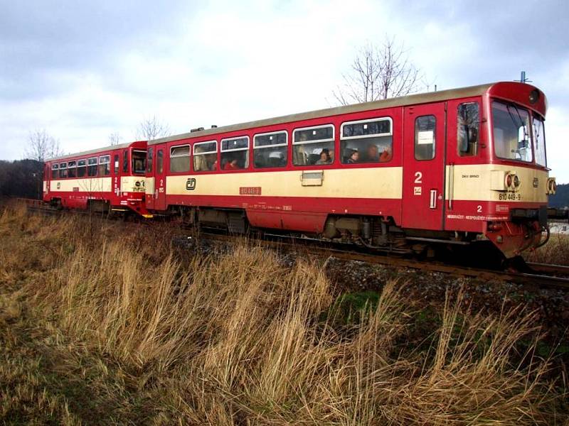 Vlak srazil a usmrtil na přejezdu u Vrbatova Kostelce krávu.