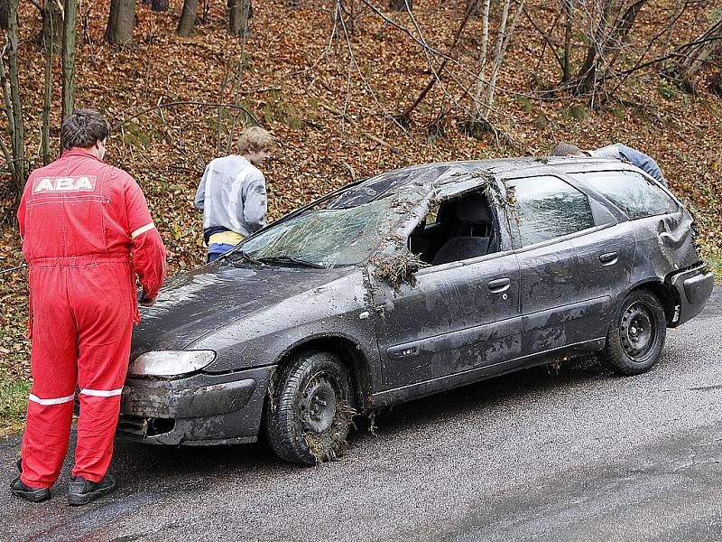 Na silnici ze Svratky do Hlinska se v pátek 12. listopadu ráno ocitla olejová čára, kvůli které v Blatně havaroval řidič do příkopu.