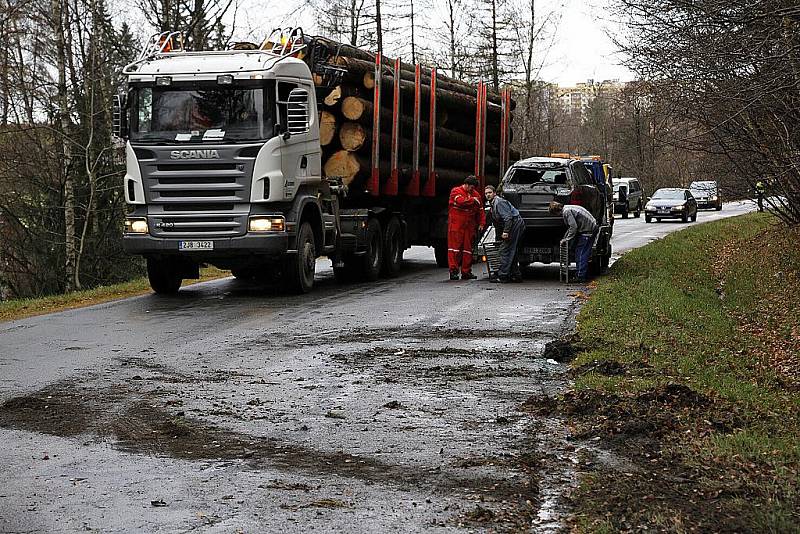 Na silnici ze Svratky do Hlinska se v pátek 12. listopadu ráno ocitla olejová čára, kvůli které v Blatně havaroval řidič do příkopu.
