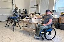 Marek Lorenc z Prosetína je od 30 let upoután na invalidní vozík. Osudu se dokázal vzepřít. Miluje svou rodinu, má koníčky a úspěšně podniká - vyrábí dřevěné květináče.