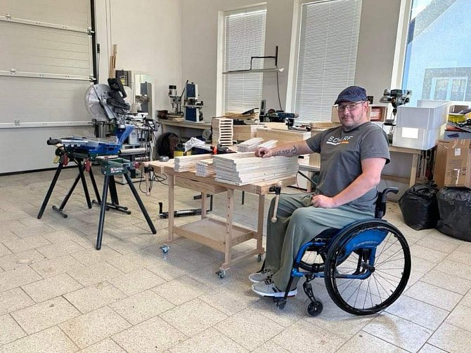 Marek Lorenc z Prosetína je od 30 let upoután na invalidní vozík. Osudu se dokázal vzepřít. Miluje svou rodinu, má koníčky a úspěšně podniká - vyrábí dřevěné květináče.