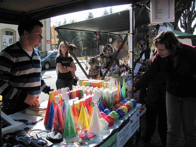 JARMARK V SEČI. Pořadatelé mohou být se sobotní akcí spokojeni, prodejci se do města v ranních hodinách sjeli z celé republiky 