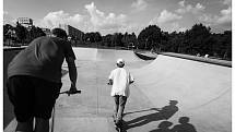 V novém chrudimském skateparku je stále živo. Černobílou hru stínů zachytil fotograf Jan Kočičák Kočí.