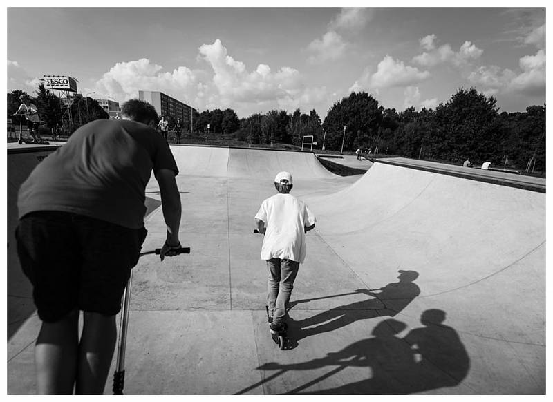V novém chrudimském skateparku je stále živo. Černobílou hru stínů zachytil fotograf Jan Kočičák Kočí.