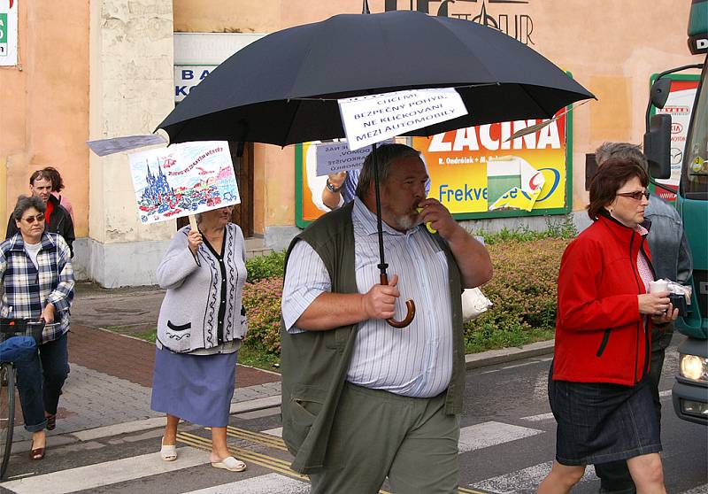 Protestující zablokovali na 15 minut dopravu na neustálým přecházením po přechodech pro chodce kolem jednoho z dopravně nejvytíženějších kruhových objezdů v Chrudimi u výpadovky na Pardubice.