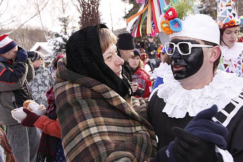 Tradiční masopustní obchůzku ve skanzenu na Veselém Kopci tentokrát obstarala skupina ze Studnic.