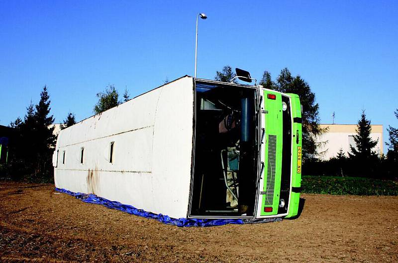 Říjen 2010: Převrácený autobus má upozornit na chybějící obchvat města Chrudimě.