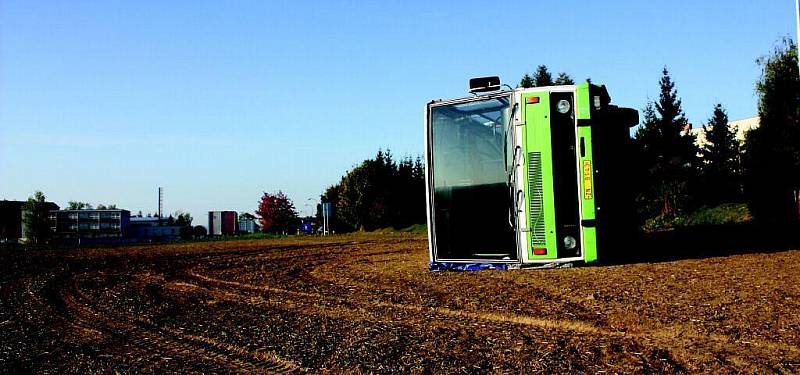 Říjen 2010: Převrácený autobus má upozornit na chybějící obchvat města Chrudimě.