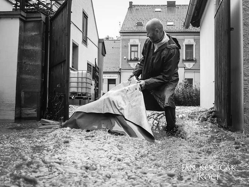 Černobílé fotografie věrně zachycují událost, která se stala v Heřmanově Městci před dvěma lety.